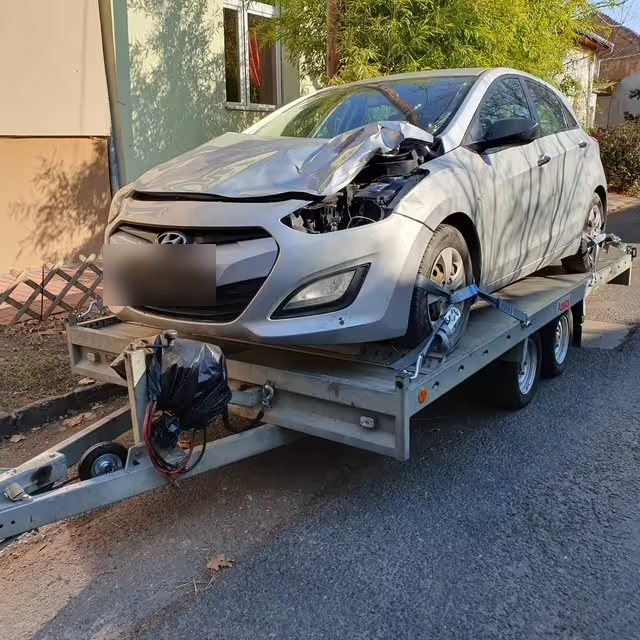 sérült autó szállítása tréleren rendszám nélkül