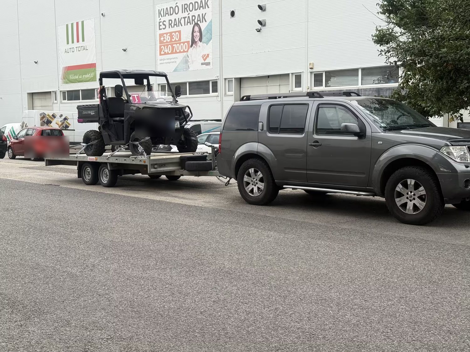 nagyobb jármű tréleren rendszám nélkül