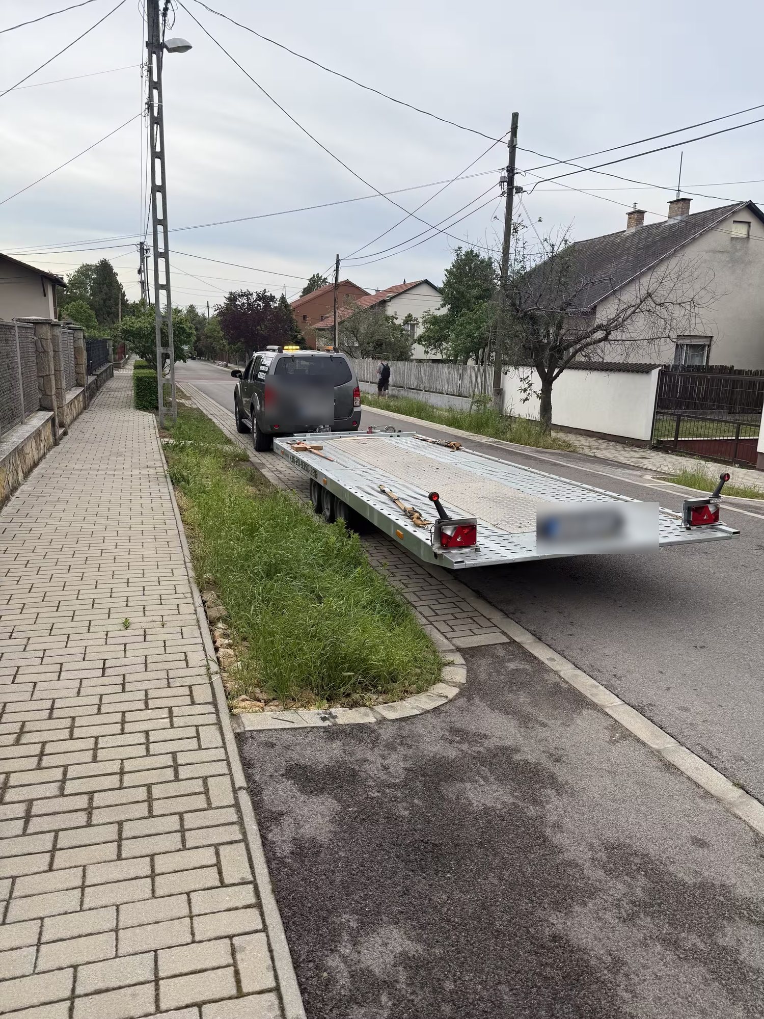 autószállító utánfutó rendszám nélkül