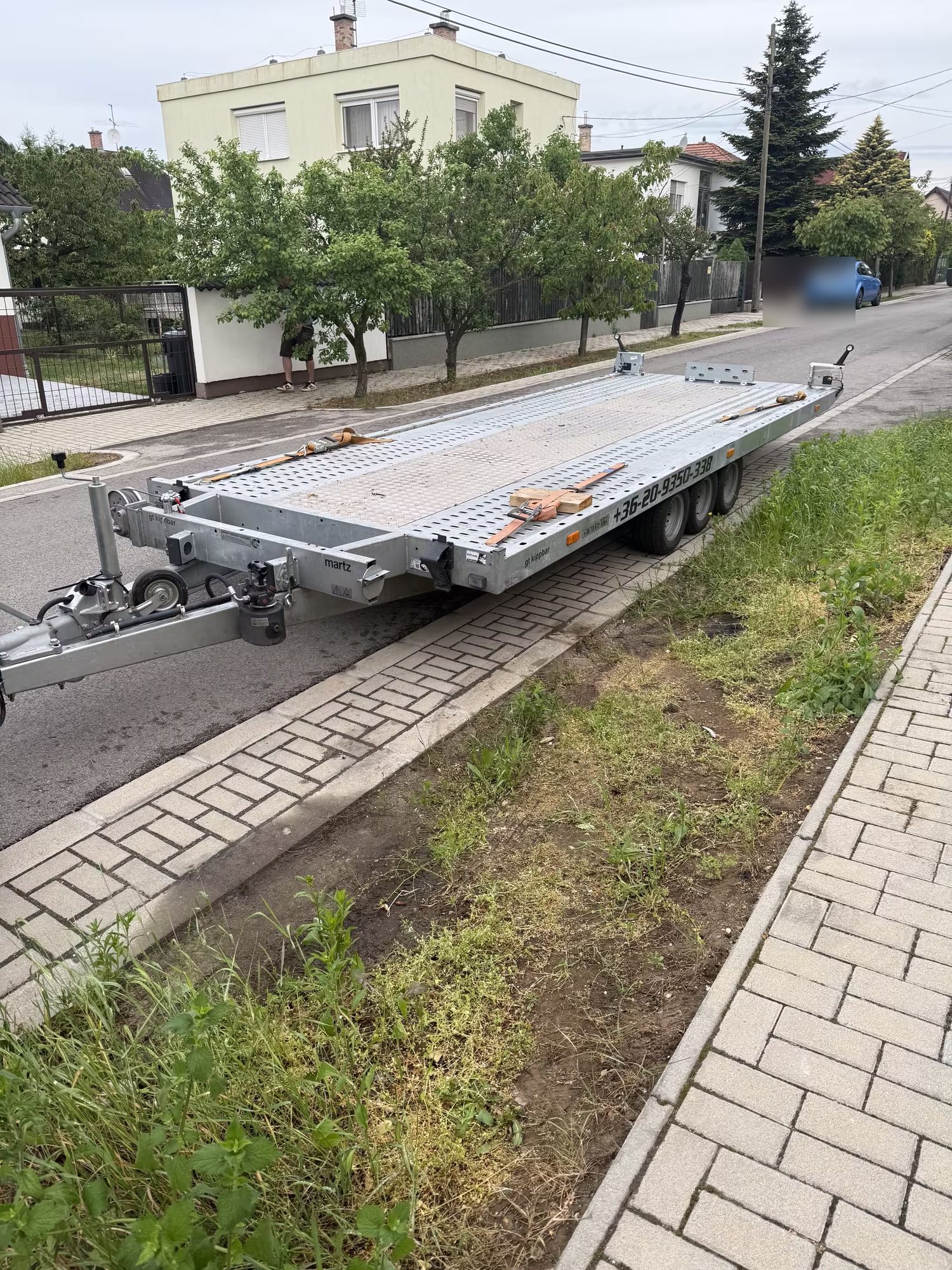 szállító tréler rendszám nélkül