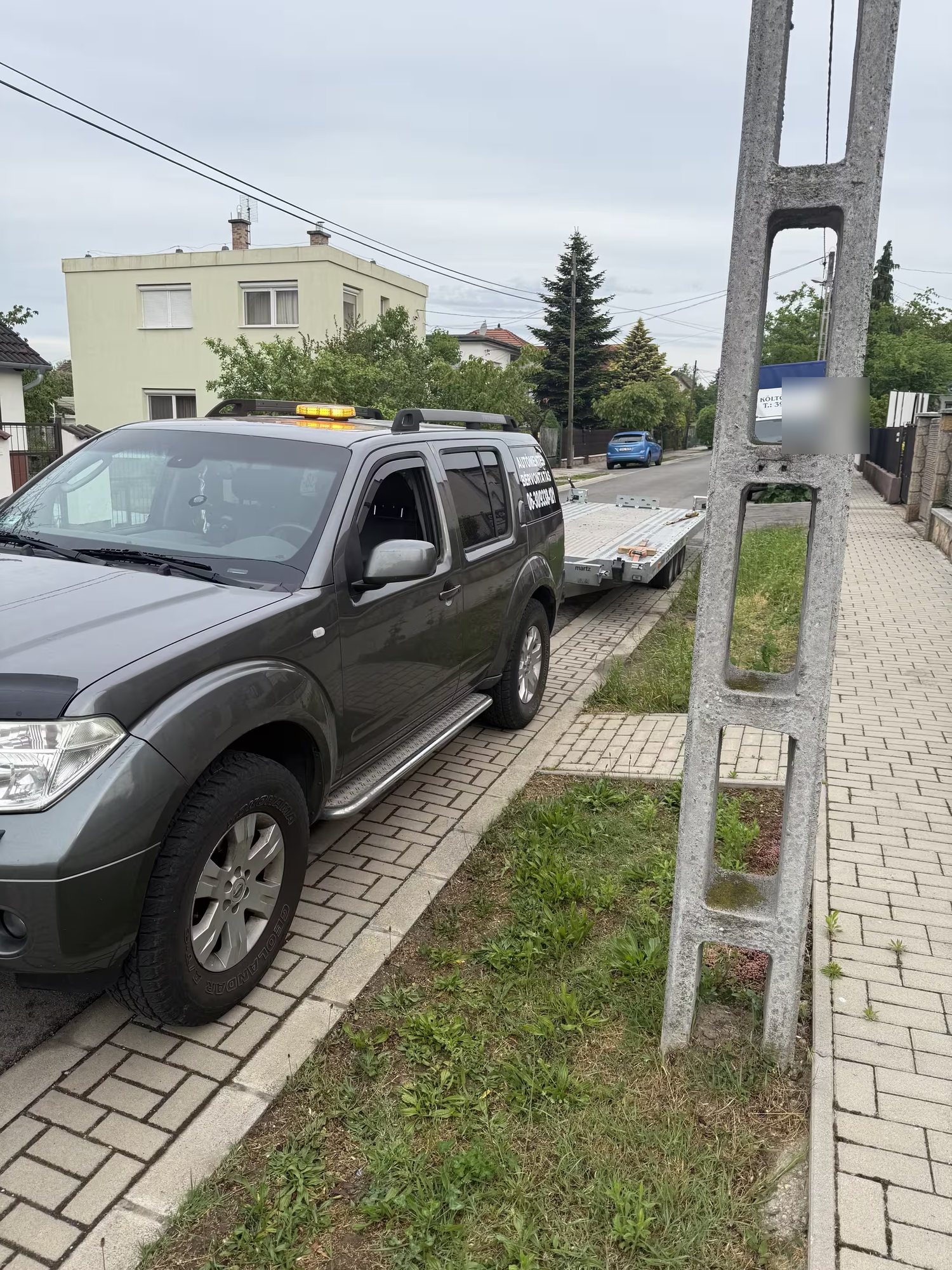 vontató jármű és tréler rendszám nélkül